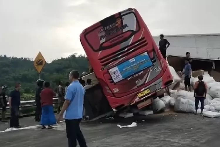 Bus Pariwisata Tabrak Truk di Tol Pandaan-Malang, 4 Tewas dan Puluhan Korban Terluka